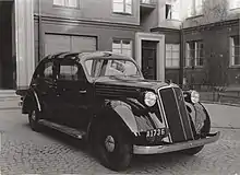 Une Volvo PV51 dans une cour