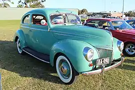 Deluxe deux portes avec une carrosserie spéciale australienne "Sloper".