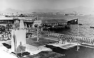 Célébration de la libération de Hong Kong en 1945 devant le cénotaphe.