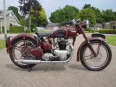 Tiger 100 avec fourche hydraulique (1946).