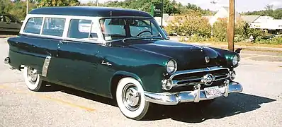 Ranch Wagon de 1952 (avec teinture bi-ton et chromes additionnels normalement réservés aux Customline).