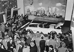 Présentation du premier modèle C1, au salon automobile américain General Motors Motorama de 1953.