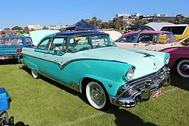 et Fairlane Crown Victoria Skyliner : coupé hardtop à toit panoramique.