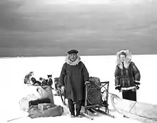 1956 – Inuit et son équipage.