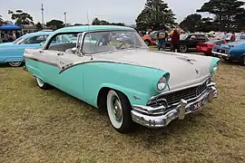 Fairlane Victoria hardtop à quatre portes.