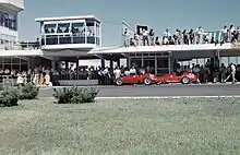 Photo de la D50 de Luigi Musso à côté de l'ancienne 625 de José Froilán González au Grand Prix de Buenos Aires en 1957