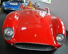Une 2000 Sport Testa Rossa Testa Rossa exposée dans un musée