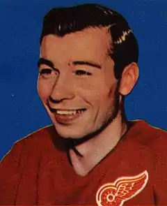 Portrait de Fielder portant le logo des Red Wings de Détroit.