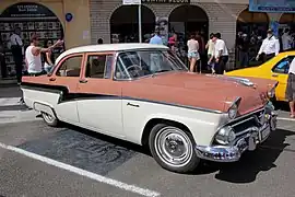 Customline de 1958, reprenant la décoration des Meteor canadiennes.