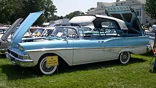 Une Ford Fairlane 500 Skyliner de 1958