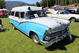 Ambulance de 1958 sur base Customline. À noter les décorations latérales d'origine Fairlane.