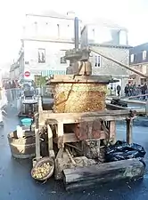 Pressoir à cidre durant la fête des tisserands de Quintin (2014).