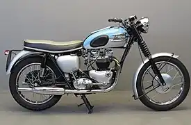 Bonneville T120 de 1961, avec le réservoir bicolore typique de la marque.