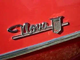 Logo d'une voiture rouge.