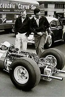 John Surtees et l'ingénieur Mauro Forghiri marchant dans les stands.