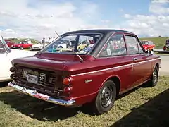 Des variantes "Coupé", commercialisées comme Hillman Imp Californian, Sunbeam Stiletto (photo ci-dessus) et Singer Chamois Coupé, présentaient une vitre arrière plus fortement inclinée qui ne pouvait pas s'ouvrir.