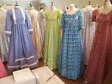 Robes en tissus colorés à motifs blancs.