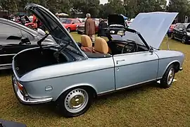 Une 304 cabriolet rutilante à un rassemblement de différentes Peugeot en Australie.