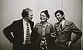 Novembre 1973 ; à l'ambassade de Cuba, Louis Astre avec Béatrice Allende et Badilla, représentants de la gauche chilienne en exil auxquels il vient de remettre le premier versement du comité français «Solidarité-Chili».