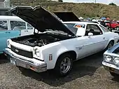 Le conducteur possède une Chevrolet Chevelle Malibu coupé 1973 assez similaire, en cours de restauration, sans calandre et avec la carrosserie recouverte d'apprêt.