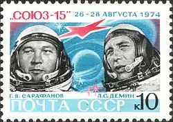 Guennadi Sarafanov en scaphandre de cosmonaute à gauche avec Lev Demine.