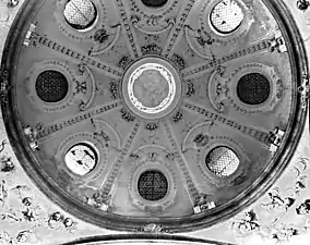 Dôme baroque vu en contre-plongée.
