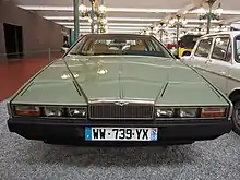 Une Aston Martin Lagonda Série 2 vue de face.