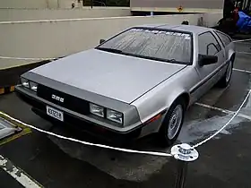 Photo d'une DeLorean DMC-12 vue de trois-quarts avant.