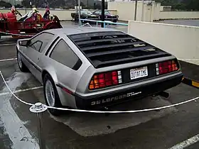 Photo d'une DeLorean DMC-12 vue de trois-quarts arrière.