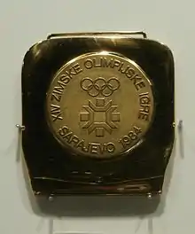 Médaille avec l'inscription « XIV Zimske Olimpijske Igre Sarajevo 1984 », le logo des Jeux et les anneaux olympiques.