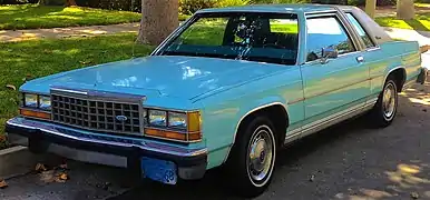 Ford LTD Crown Victoria berline deux portes