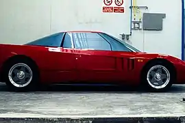 La Ferrari 408 4RM s/n 70183 de 1987 dans une rare pose du côté droit avec plusieurs différences par rapport au prototype final (roues, ouvertures de ventilation, fenêtres, porte) : peut-être un modèle en argile.
