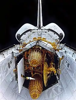 TDRS-C, peu avant son largage, repose dans la soute de la navette spatiale dont les portes ont été ouvertes.