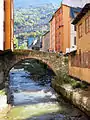 La Valira d'Orient à Escaldes-Engordany enjambée par le pont dels Escalls.