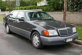 Photo d'une berline Mercedes-Benz 500 SEL Phase 1 de 1992.