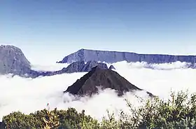 Vue du massif du Piton des Neiges avec le Cimandef au premier plan.