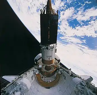 Largage du satellite TDRS-F avec l'étage IUS situé dans la partie inférieure.