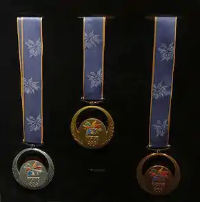 Trois médailles exposées.