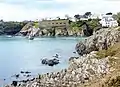 L'entrée de la ria de Brigneau vue depuis la rive est ; le bâtiment en ruine est une ancienne conserverie.