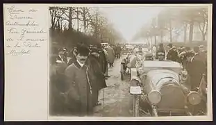 Tour de France automobile. Vue générale de l'arrivée à la porte Maillot (Université de Caen).