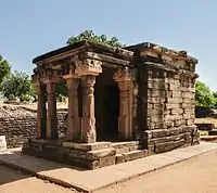 Temple 17. Époque Gupta, Ve siècle. Le premier exemple de temple bâti, en Inde. Cella à toit plat précédé d'un portique.