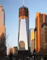 Le One World Trade Center le 28 janvier 2012. La construction des fenêtres est plus avancée que sur le 7 World Trade Center.