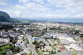 Photographie montrant la ville d'Annemasse, et les montagnes qui l'entourent, en plongé.