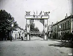 Arc de triomphe dressé en l'honneur du 20e Régiment d'Infanterie de Ligne de Marmande (photo prise le 17 août 1919).