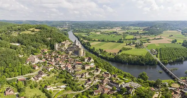 La Dordogne en contrebas du bourg de Castelnaud et de son château.