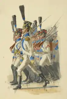 Des soldats du début du XIXe siècle, marchant en ligne de droite à gauche, officier au premier plan.