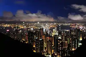 Vue nocturne de l'île de Hong Kong depuis Victoria Peak. En arrière-plan, le port Victoria et Kowloon.