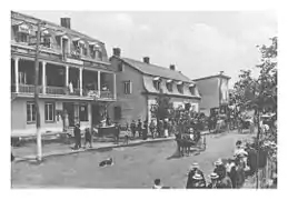 La rue Notre-Dame Est et le Manoir des Jésuites, 1908.