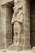 Première cour: statue de Ramsès III