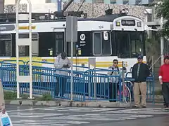 Vue d'une train blanc, noir et jaune, en direction de Los Angeles.